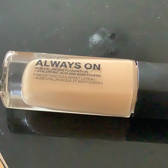 Make up smash box  always on warm undertone - Picture 1 of 2